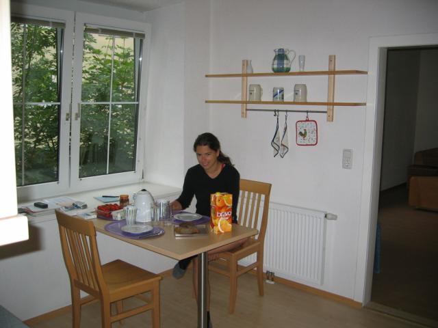 Beate beim Frühstück in der Küche