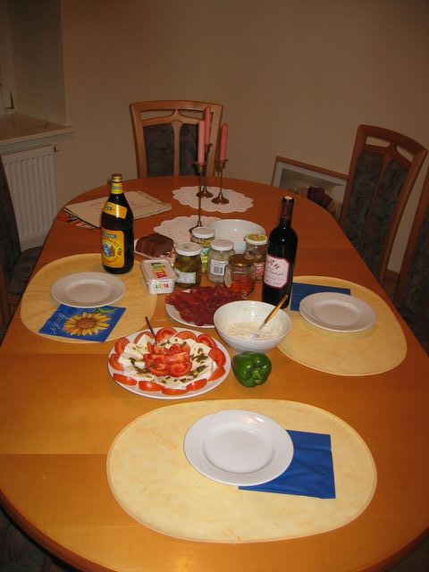 Gedeckte Tafel im Esszimmer