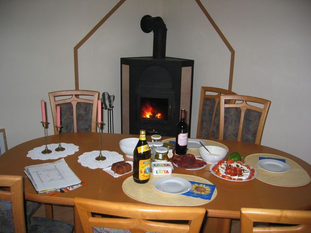 Gedeckte Tafal im Esszimmer mit Kaminfeuer im Hintergrund