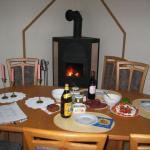 Gedeckte Tafal im Esszimmer mit Kaminfeuer im Hintergrund