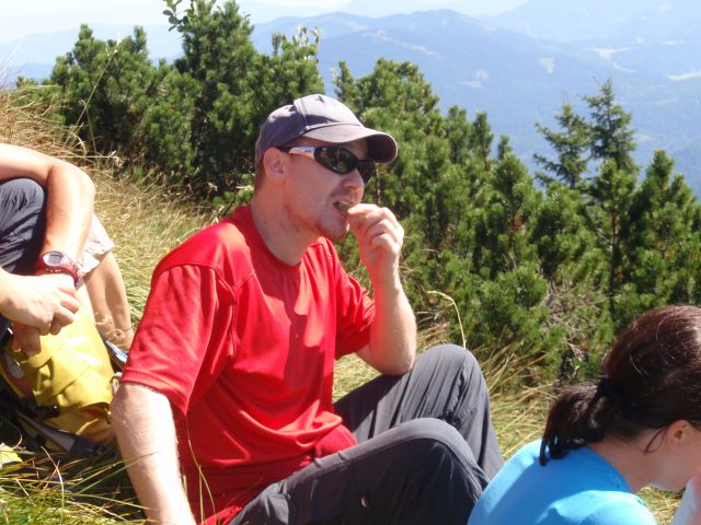 Zwischenstop vor Rauem Kamm
Dr. Z beim Verzehr von einem Jägerherz