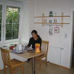 Beate beim Frühstück in der Küche